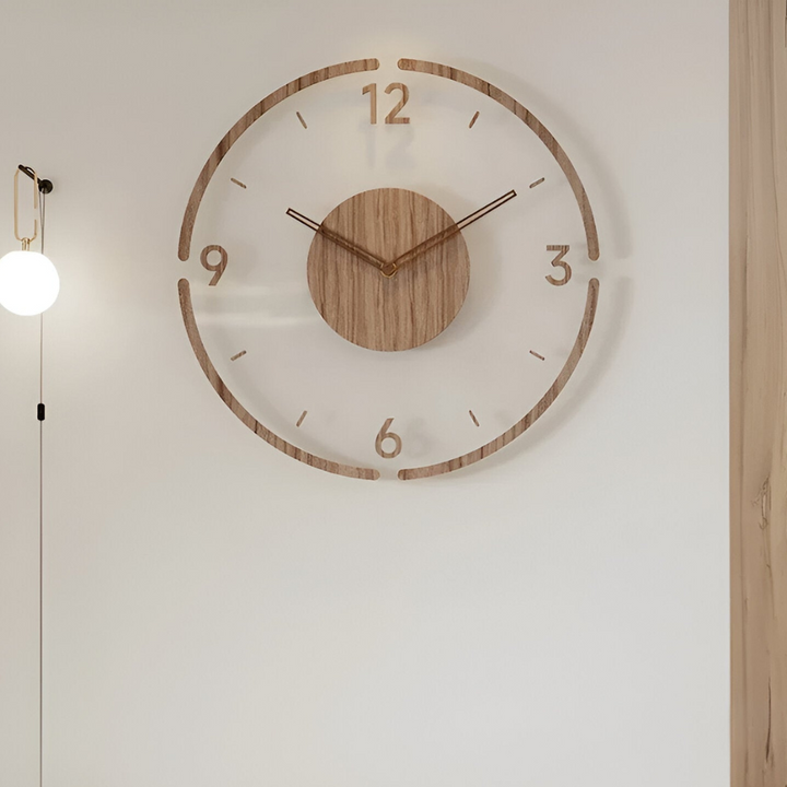 Eenvoudige, moderne houten wandklok met stil uurwerk, ideaal voor een rustgevende sfeer in huis.
