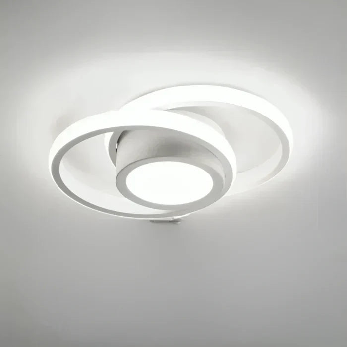 Wit metalen LED plafondlamp, modern design met dubbele ring, veelzijdig toepasbaar.