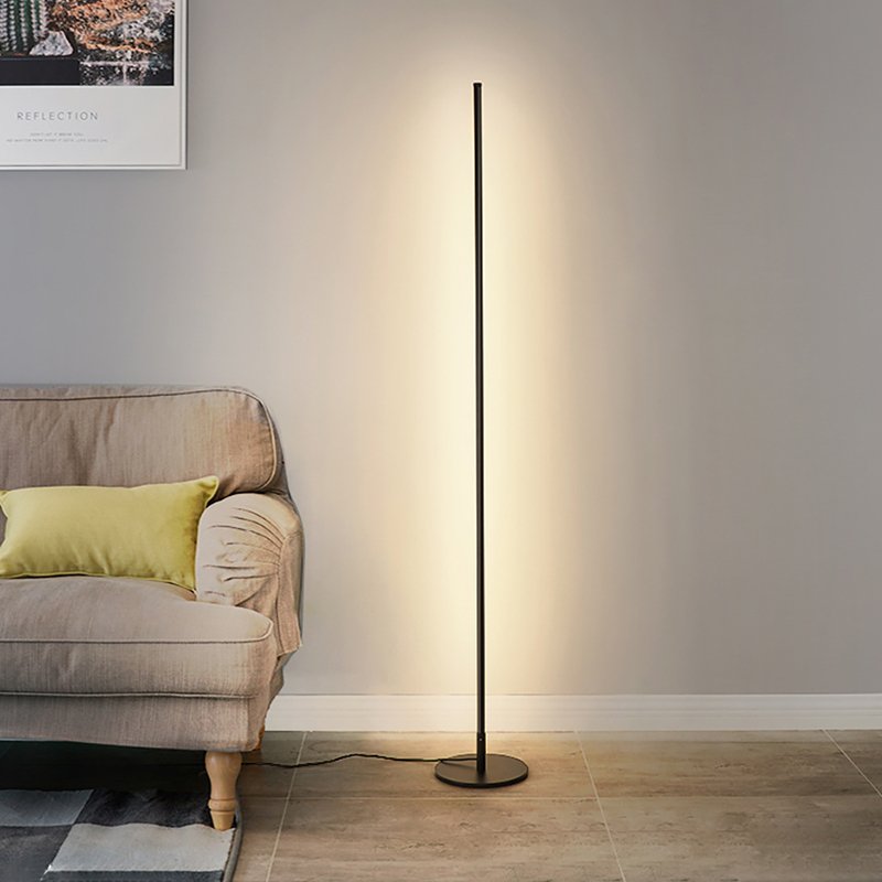 "Moderne LED staande lamp met zwarte en witte afwerking, inclusief afstandsbediening, ideaal voor sfeerverlichting."