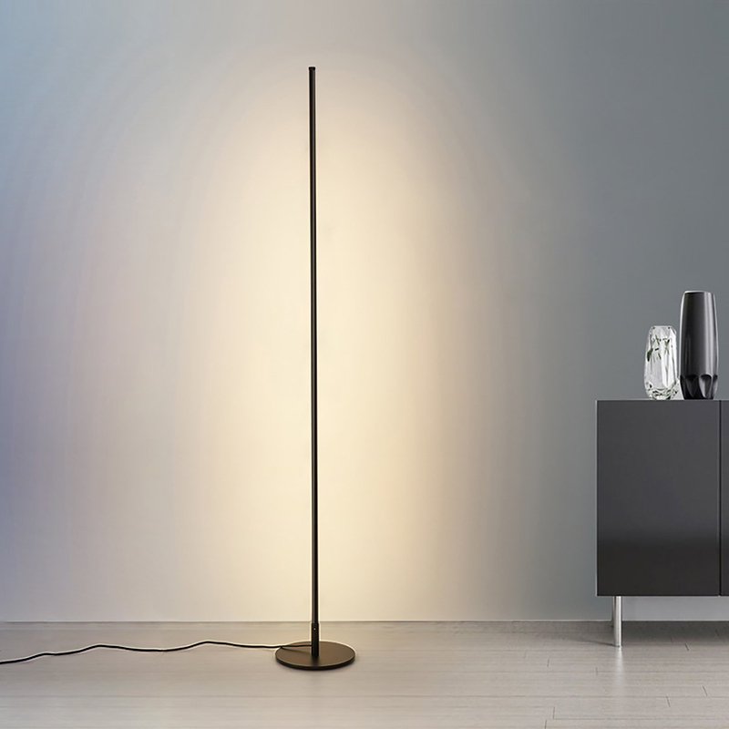 "Moderne LED staande lamp met zwarte en witte afwerking, inclusief afstandsbediening, ideaal voor sfeerverlichting."