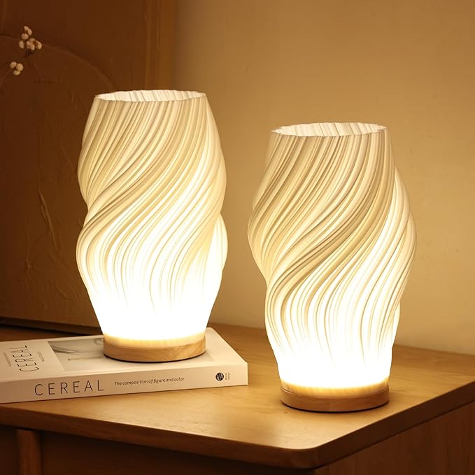 "Moderne Swirl LED tafellamp met golvend design, warm licht, ideaal voor gezellige ambiance op tafels of bureaus."