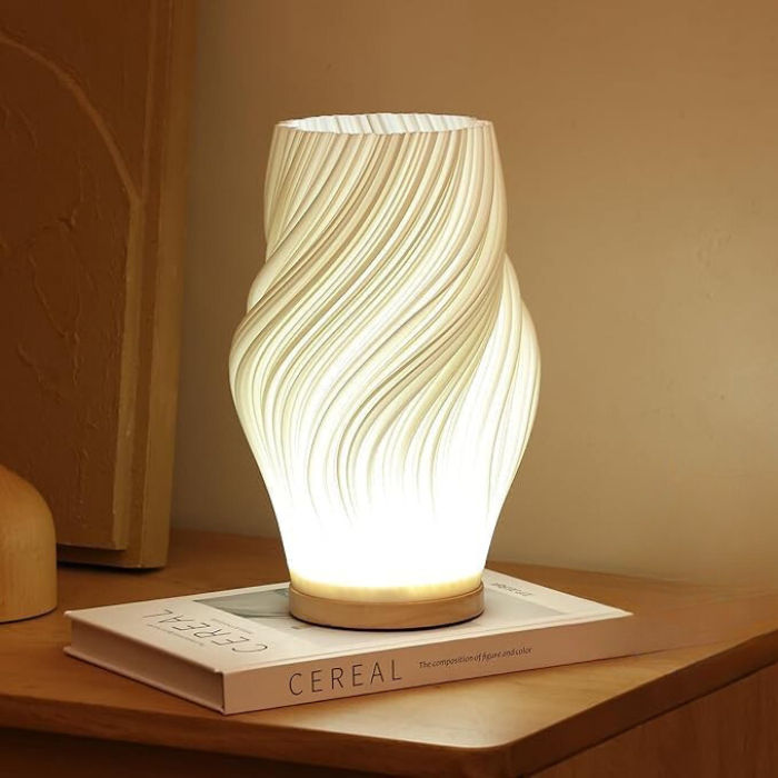 "Moderne Swirl LED tafellamp met golvend design, warm licht, ideaal voor gezellige ambiance op tafels of bureaus."