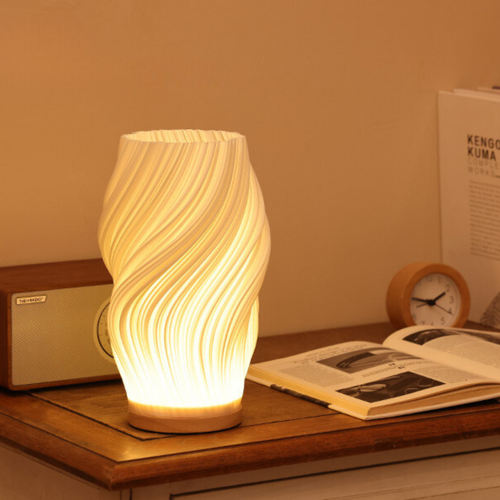 "Moderne Swirl LED tafellamp met golvend design, warm licht, ideaal voor gezellige ambiance op tafels of bureaus."