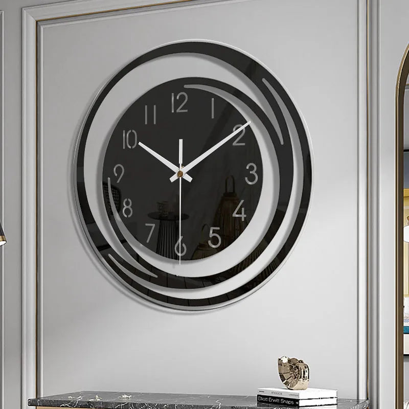 Stijlvolle moderne wandklok in een strak design, perfect als woonkamerdecoratie of tijdloos thuisaccessoire.