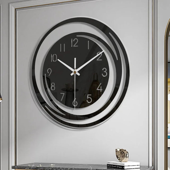 Stijlvolle moderne wandklok in een strak design, perfect als woonkamerdecoratie of tijdloos thuisaccessoire.