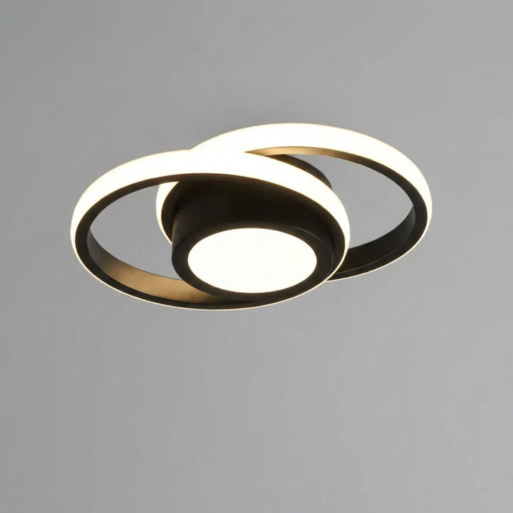 Sfeervolle LED plafondlamp, close-up van de unieke dubbele ringen, energiezuinige verlichting