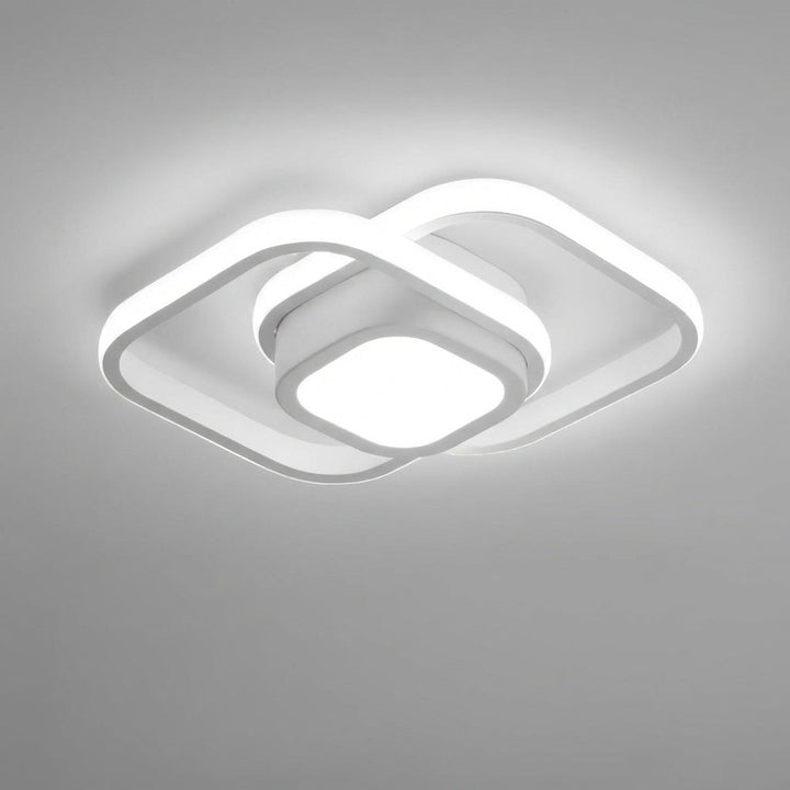 Horizontale weergave van moderne LED plafondlamp, wit en minimalistisch met dubbele ringen, sfeervol interieur