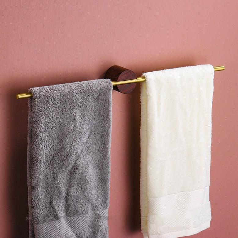 Handdoekhouder met zwarte metalen buizen en houten accent, luxe design
