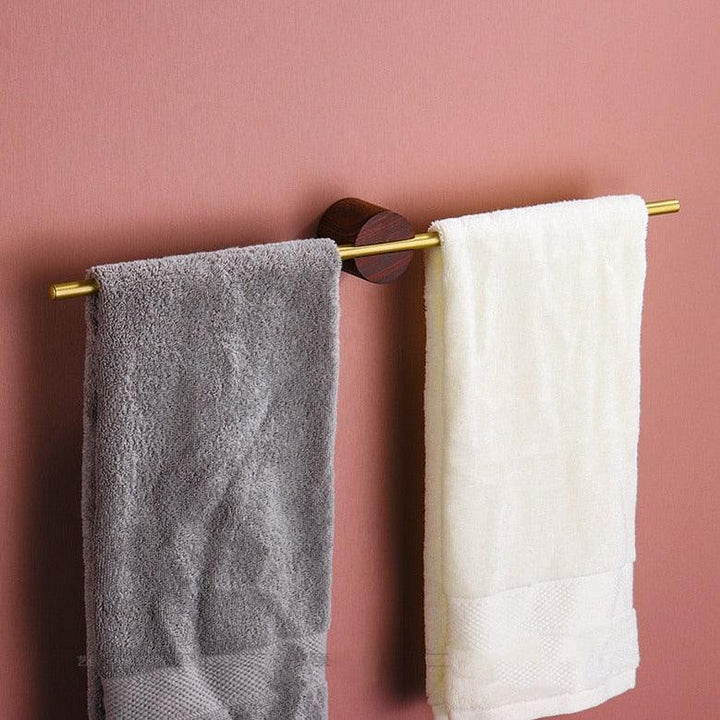 Handdoekhouder met zwarte metalen buizen en houten accent, luxe design