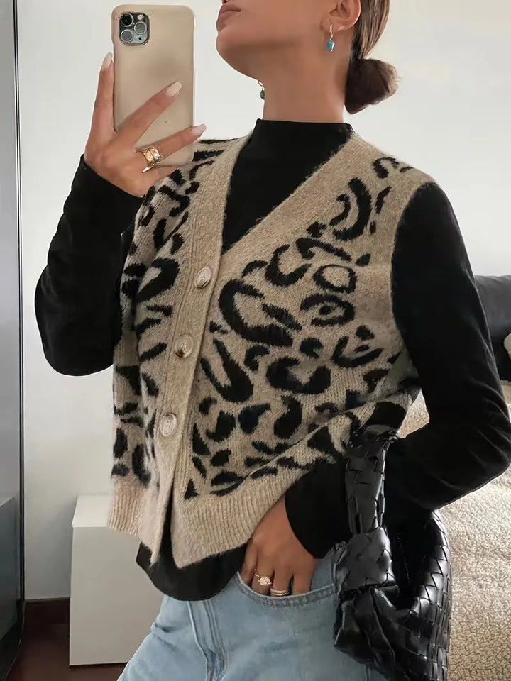Modieus damesvest met luipaardprint en elegante V-hals, ideaal voor een stijlvolle herfstlook.