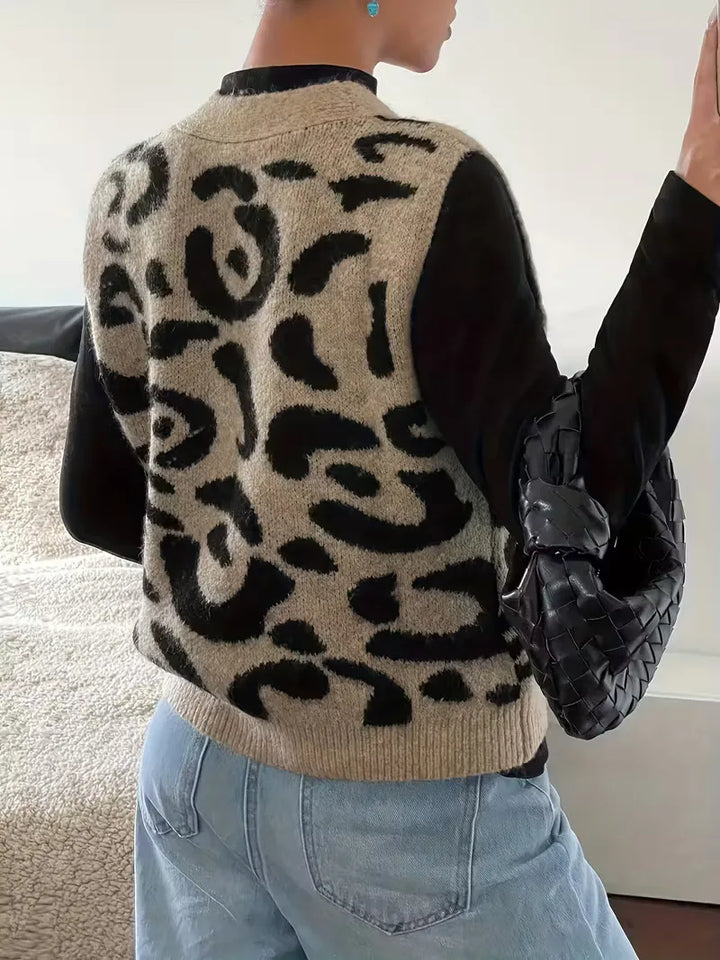 Khaki damesvest met trendy luipaardprint en V-hals, een comfortabele keuze voor herfst- en wintermode.