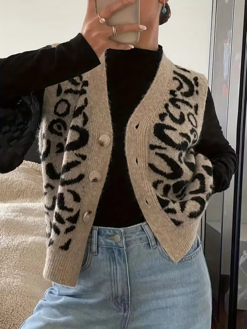 Trendy damesvest met opvallende luipaardprint en V-hals, een must-have voor modieuze dameskleding.