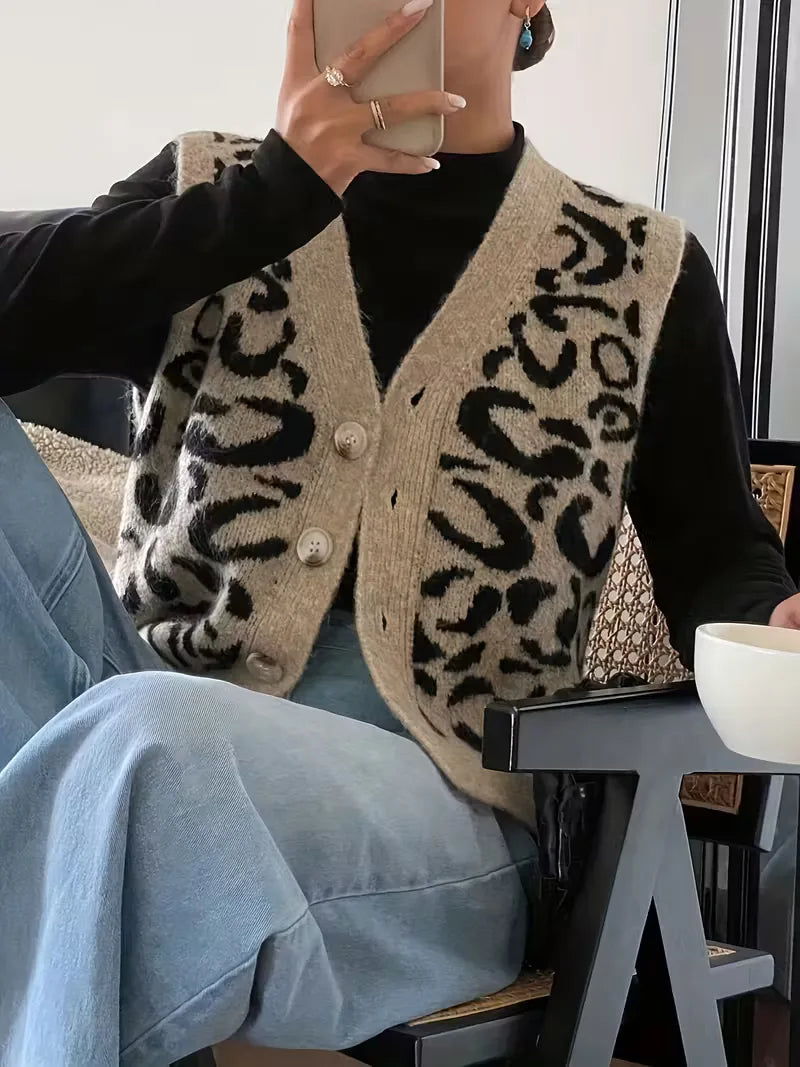 Chique damesvest met V-hals en iconische luipaardprint, ideaal voor herfst- en winterse outfits.