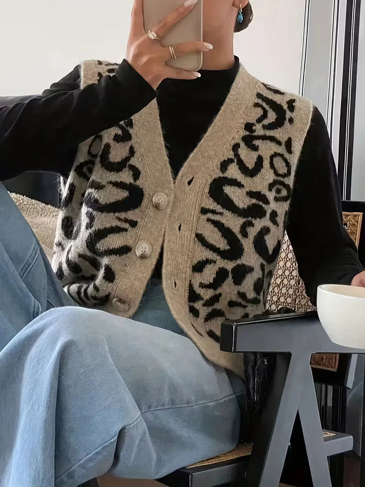 Chique damesvest met V-hals en iconische luipaardprint, ideaal voor herfst- en winterse outfits.