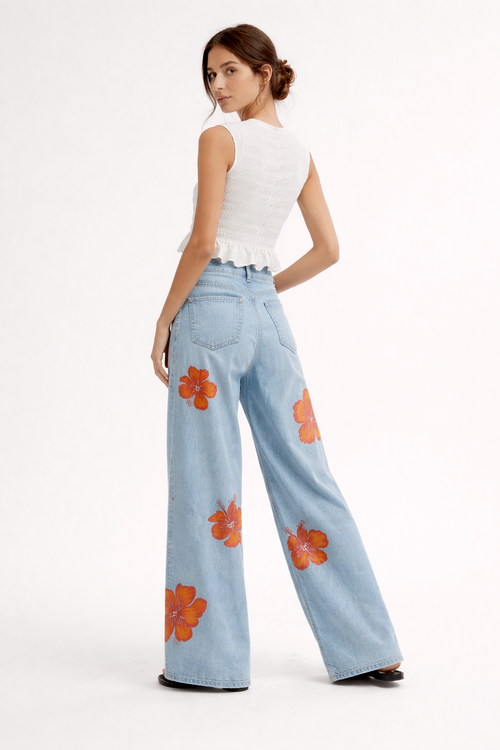Trendy casual damesbroek, blauw met levendige bloemenprint, wijde pijpen voor een comfortabele en modieuze look.