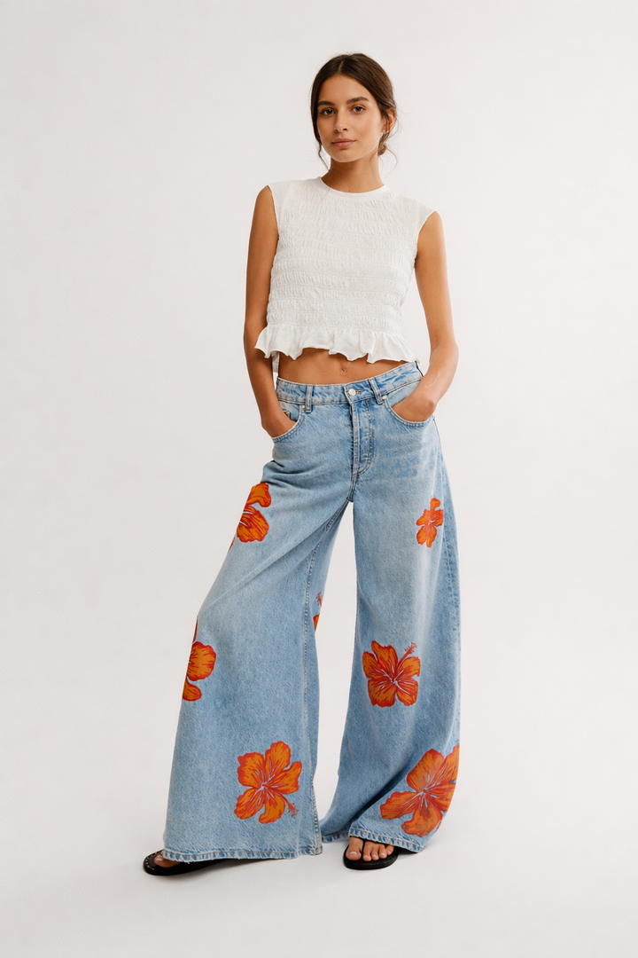 Damesbroek met opvallende bloemenprint in blauwtinten, wijde pijpen, perfect als trendy en comfortabele zomerbroek.