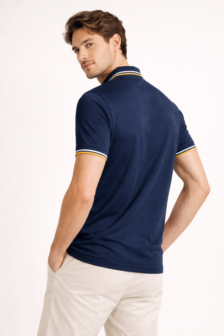 Klassieke herenpolo met korte mouwen, tijdloos design, perfect voor een casual maar stijlvolle zomerlook.