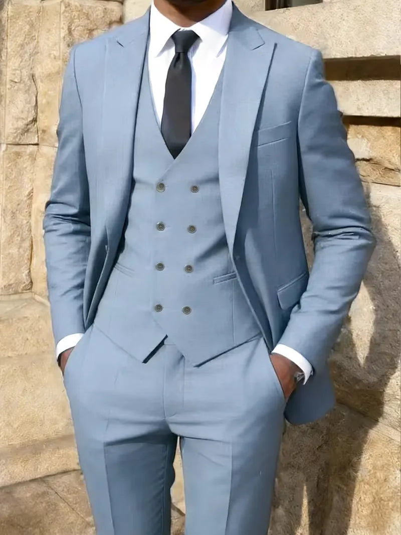 Mooi heren slim fit driedelig pak in lichtblauw/petrol, ideaal voor formele en zakelijke gelegenheden.