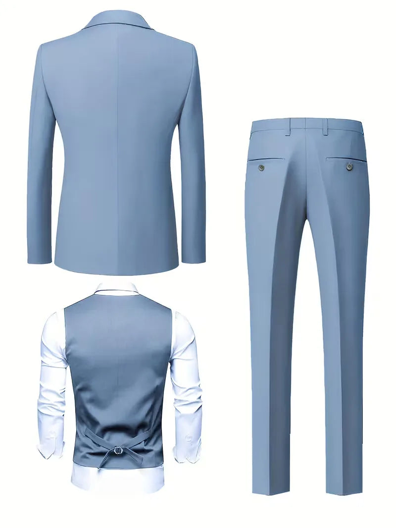 Close-up van de hoogwaardige stof van een petrol blauw slim fit driedelig herenpak voor zakelijk gebruik.