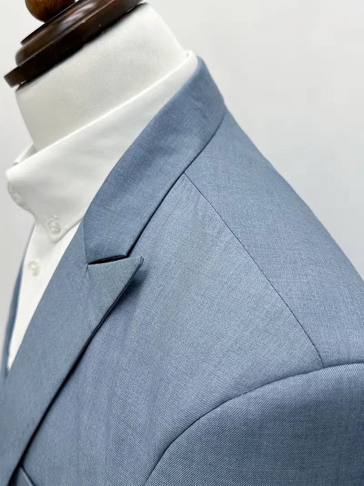 Elegant heren colbert van een slim fit driedelig pak in lichtblauw, geschikt voor zakelijke afspraken.