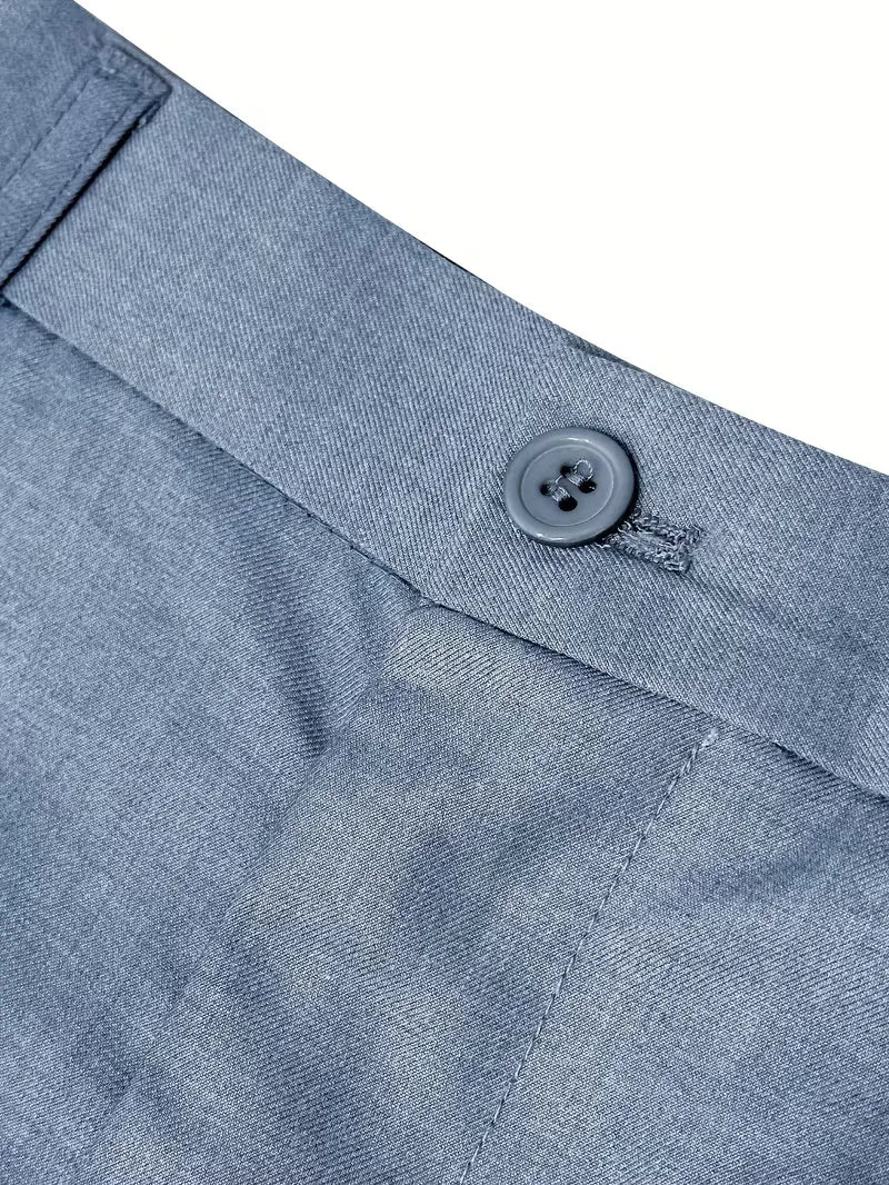 Nauwsluitende heren broek, onderdeel van een modern lichtblauw slim fit pak voor herenkleding.