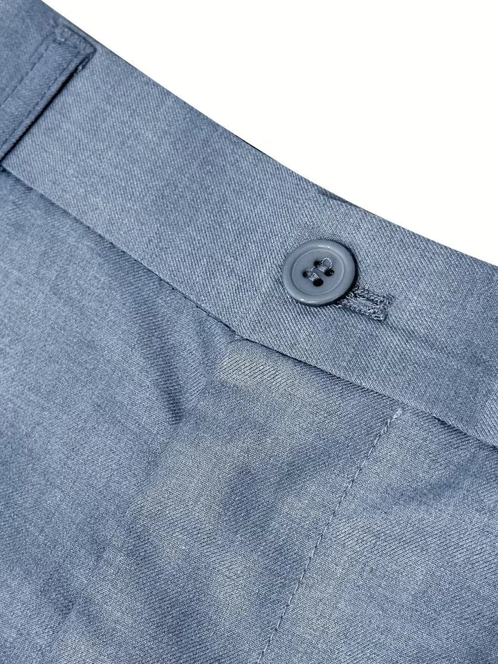 Nauwsluitende heren broek, onderdeel van een modern lichtblauw slim fit pak voor herenkleding.