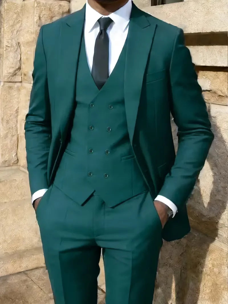 Man draagt een compleet petrol driedelig slim fit herenpak met wit overhemd en stropdas, zeer formeel.