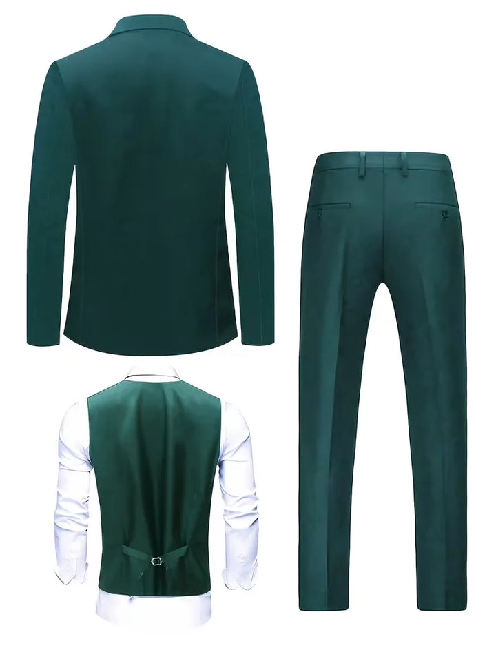 Zijkant van een elegant heren driedelig pak in petrol, accentueert de slim fit pasvorm en stijl.