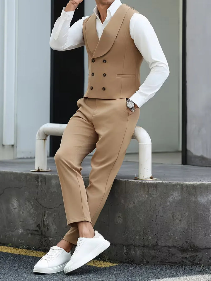 Mooi khaki double-breasted heren gilet en broek set, perfect voor zakelijke of formele gelegenheden. Slim fit.