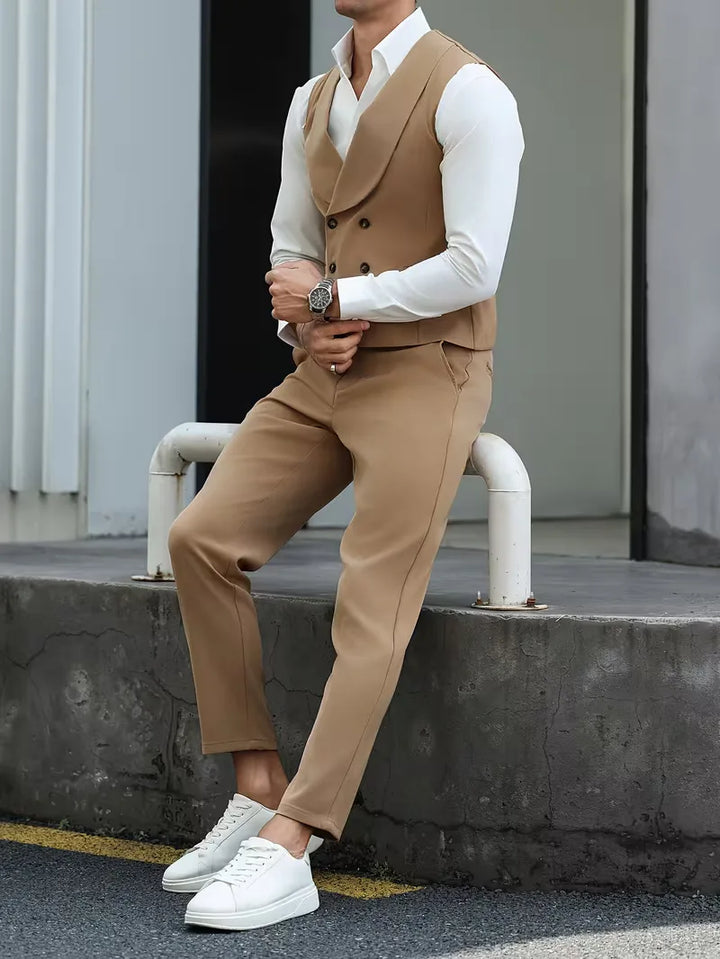 Detail van een double-breasted khaki heren gilet, ideaal als chique zakelijke kleding of formele set.