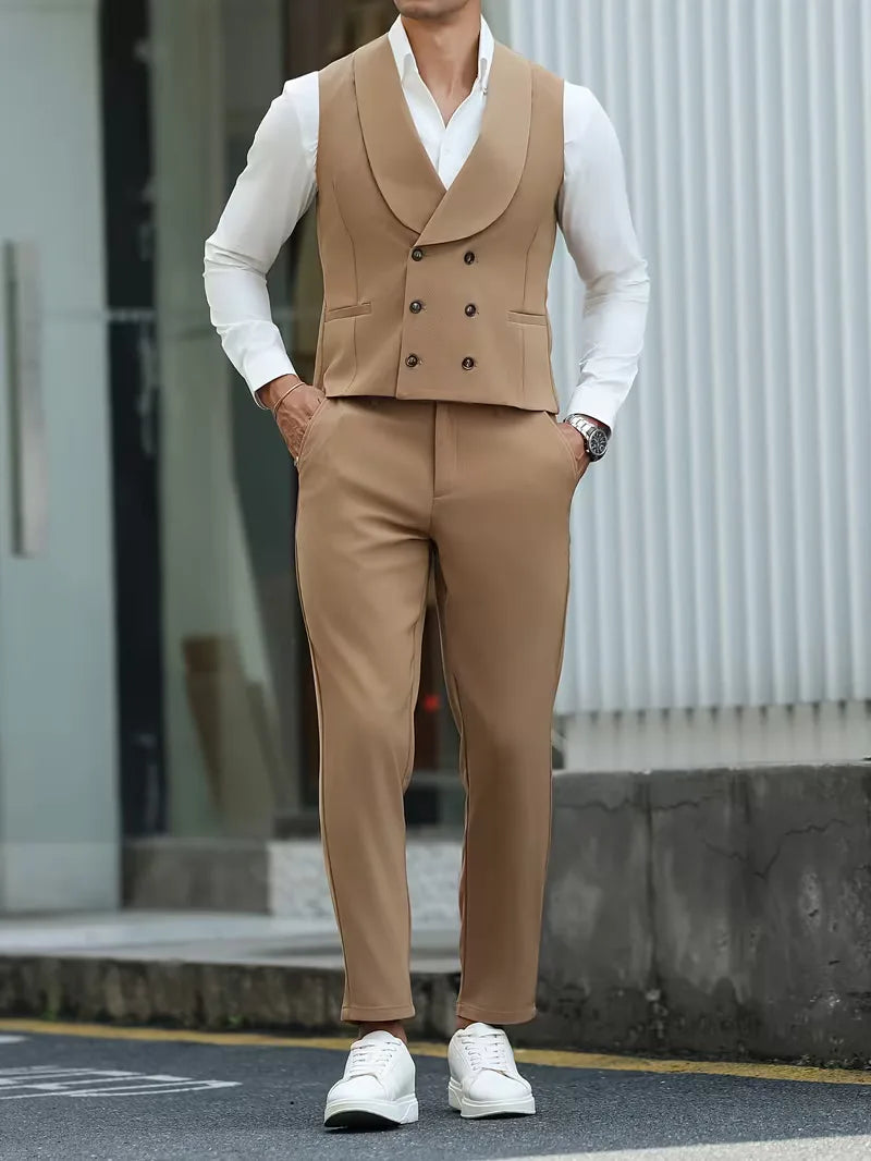Khaki slim fit heren broek, onderdeel van een elegante formele set met bijpassend double-breasted gilet.