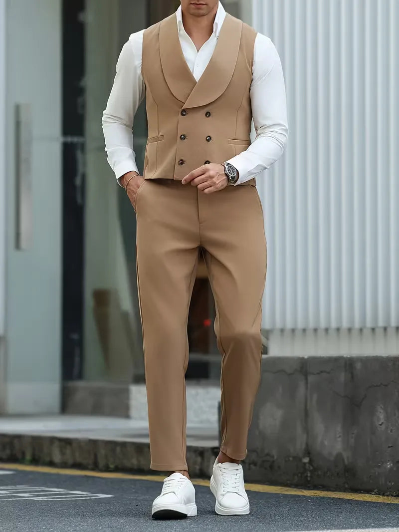 Stijlvolle heren gilet en broek set in khaki, geschikt voor herfstmode, voorjaarsmode of chique evenementen.