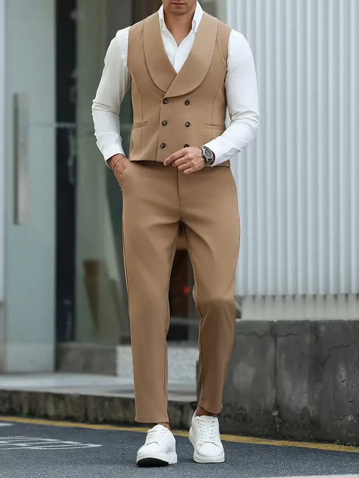 Stijlvolle heren gilet en broek set in khaki, geschikt voor herfstmode, voorjaarsmode of chique evenementen.