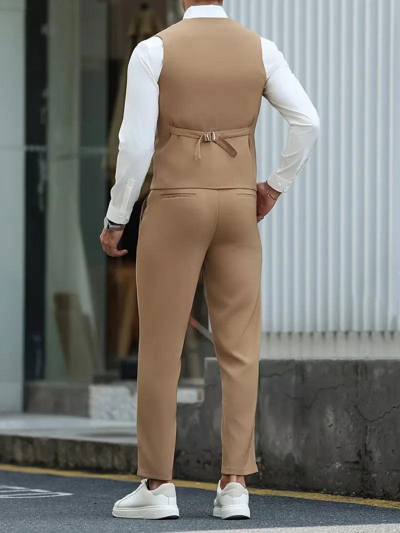 Close-up van de hoogwaardige stof van een khaki double-breasted heren gilet en broek set, slim fit.