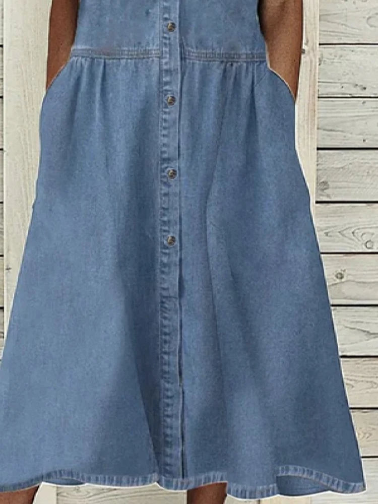 Comfortabele denimlook damesjurk met praktische knoopsluiting, veelzijdige casual zomerjurk.