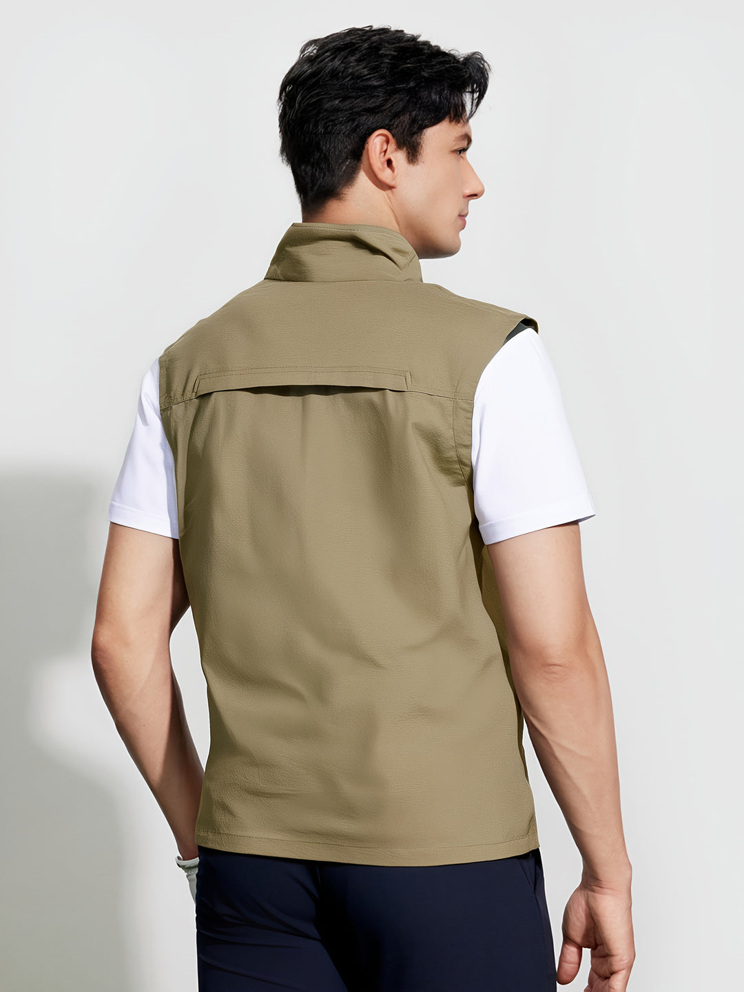 "Mouwloos herenvest, sneldrogend nylon, meerdere zakken, ideaal voor outdoor activiteiten zoals vissen en wandelen."