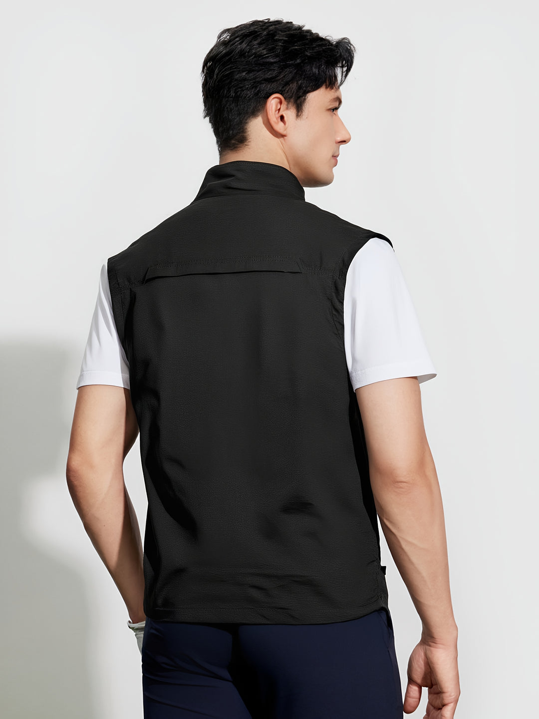 "Mouwloos herenvest, sneldrogend nylon, meerdere zakken, ideaal voor outdoor activiteiten zoals vissen en wandelen."