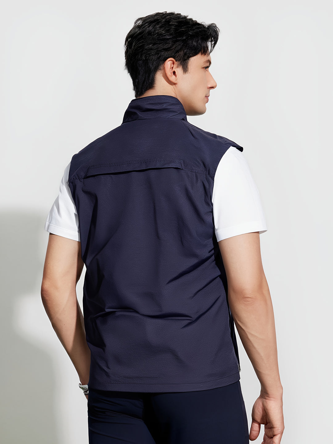 "Mouwloos herenvest, sneldrogend nylon, meerdere zakken, ideaal voor outdoor activiteiten zoals vissen en wandelen."