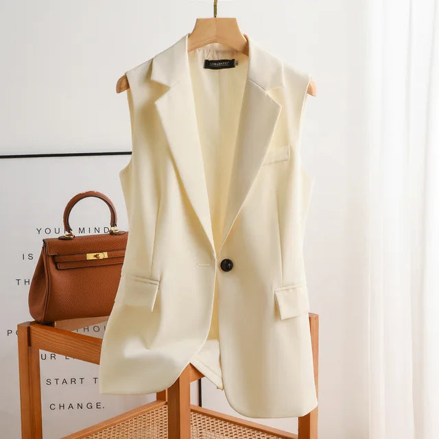 "Mouwloze damesblazer met reverskraag, tijdloos en stijlvol, perfect voor zowel formele als casual gelegenheden."