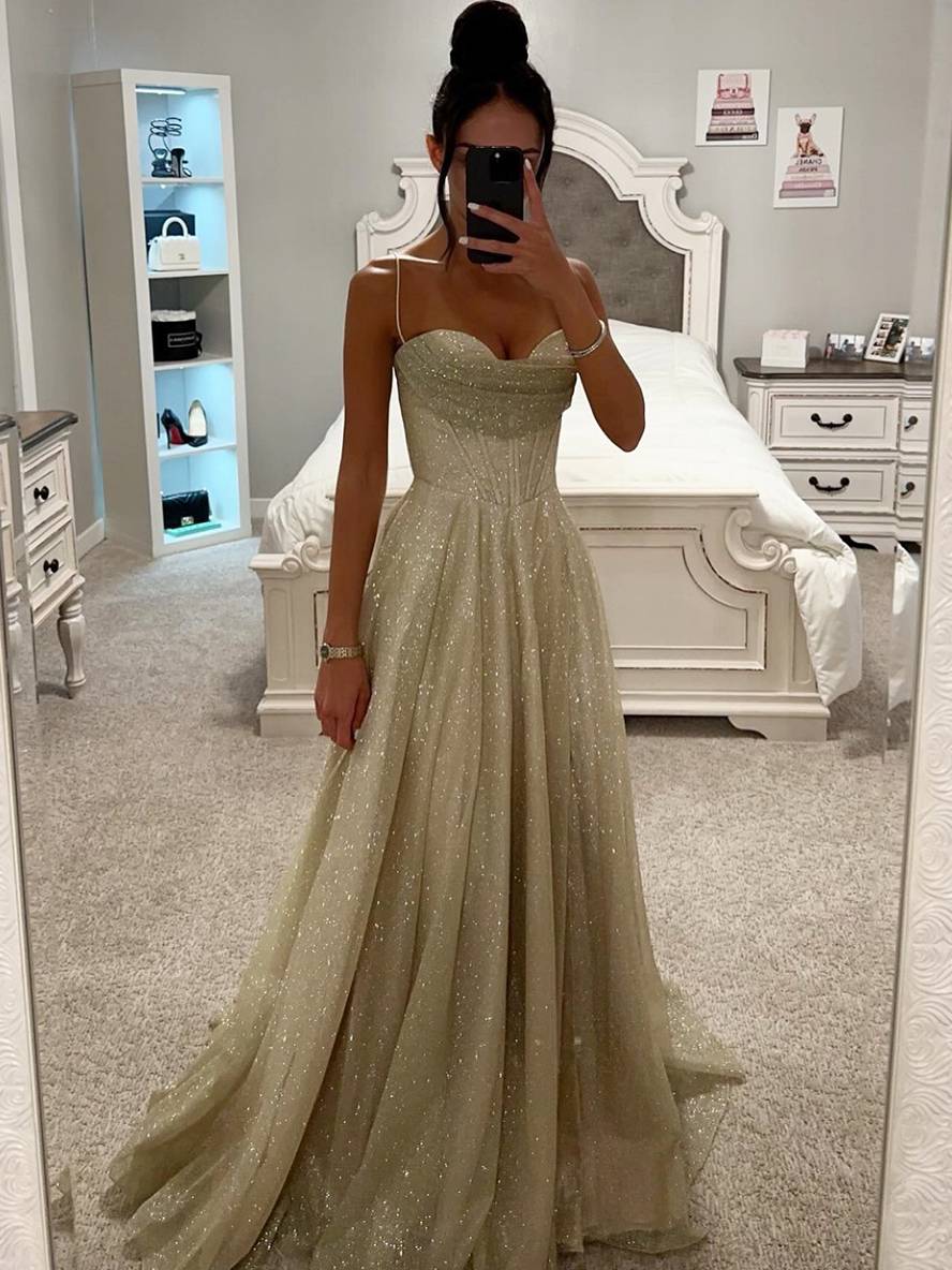 "Mouwloze maxi avondjurk in glanzend materiaal, elegante snit met lage rug, ideaal voor chique gelegenheden."