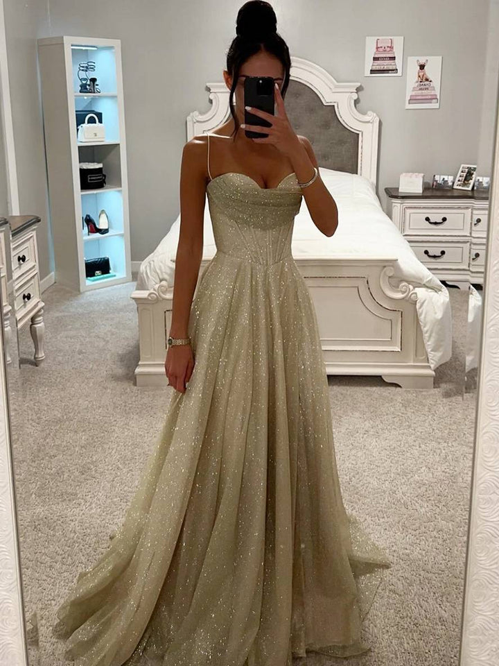 "Mouwloze maxi avondjurk in glanzend materiaal, elegante snit met lage rug, ideaal voor chique gelegenheden."