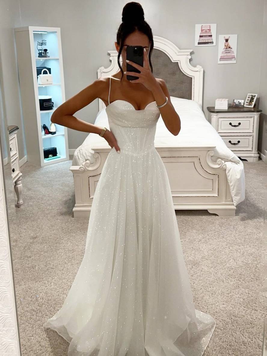 "Mouwloze maxi avondjurk in glanzend materiaal, elegante snit met lage rug, ideaal voor chique gelegenheden."
