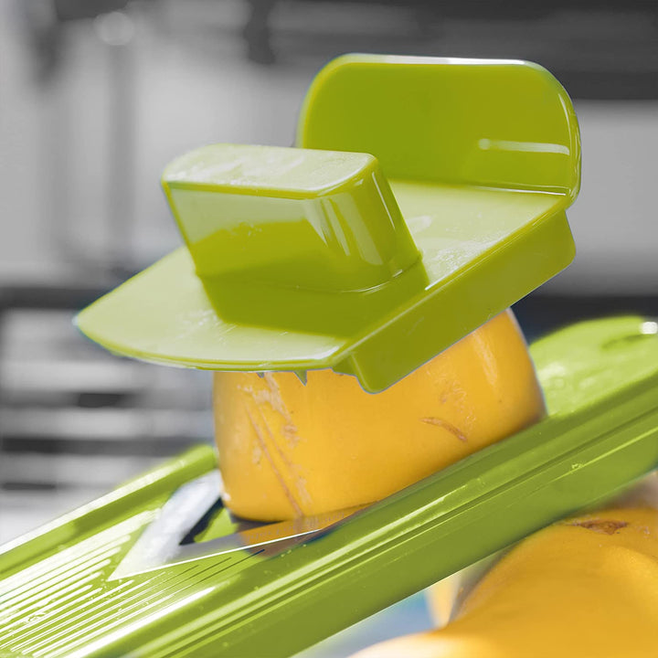 Detailopname van de 12-in-1 groentesnijder in actie, snijdend en efficiënt voorbereidend voor het koken.
