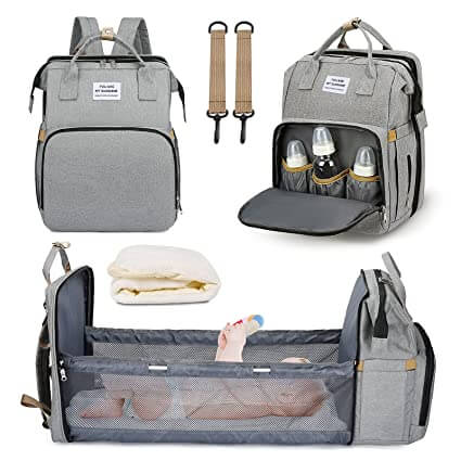 Ouders gebruiken de multifunctionele luiertas met uitgeklapt babybed tijdens reizen of uitjes.