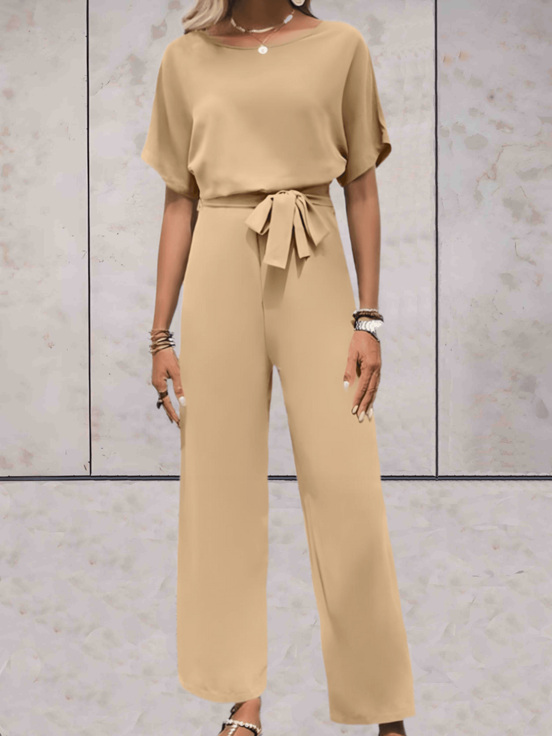 "Noa jumpsuit dames in stijlvol design, luchtige stof, elegante uitstraling met wijde mouwen en speelse details."