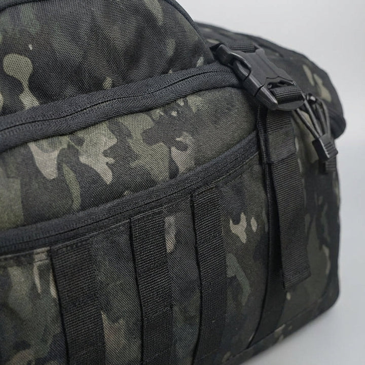Flexibele Nomadridge duffeltas, te dragen als reistas, met Molle bevestiging voor extra functionaliteit.