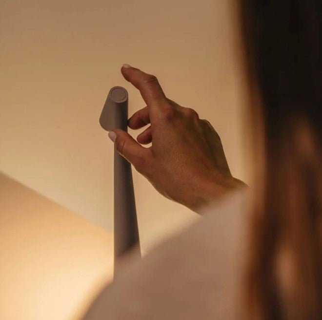 "Nordic minimalistische LED tafellamp, zwart, dimbaar, draadloos, elegant en modern ontwerp voor elke interieurstijl."