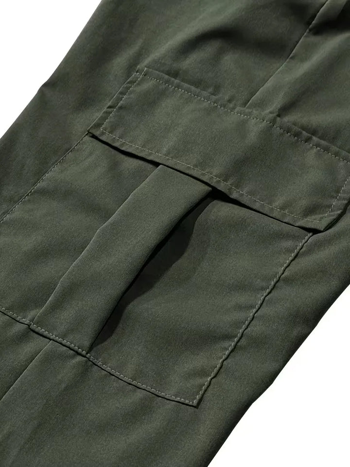 Heren cargo broek met trekkoord en elastische boorden, taps toelopend model. Praktisch en comfortabel.