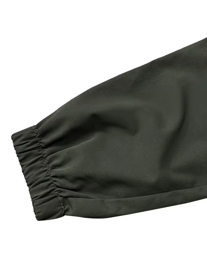 Praktische heren cargo broek, taps toelopend met klepzakken. Olijfgroen of zwart. Voor casual gebruik.
