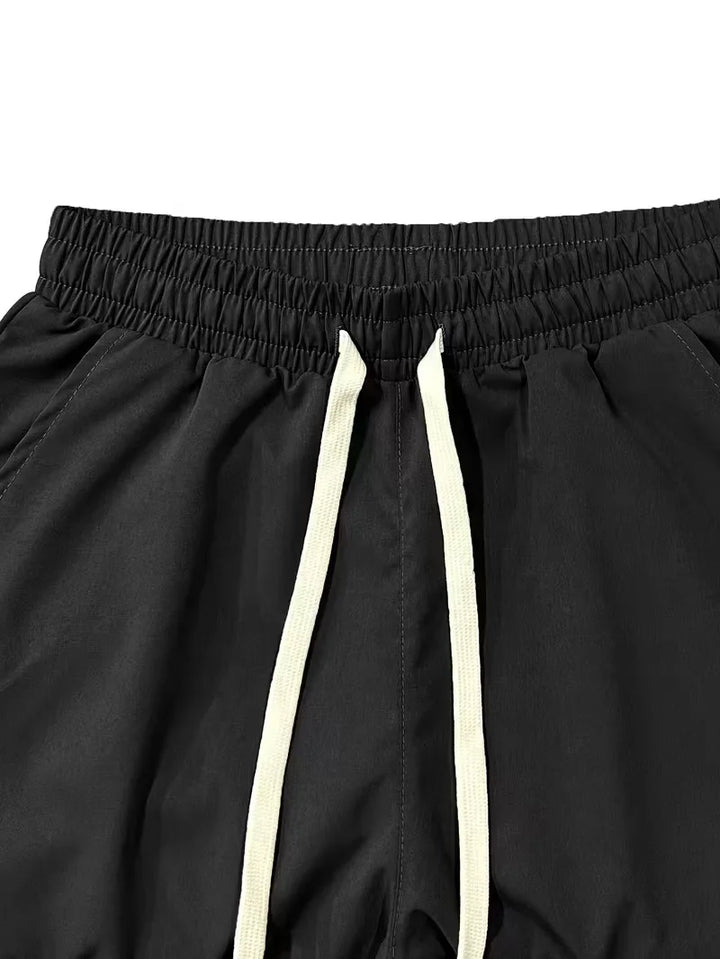 Praktische heren cargo broek met ruime klepzakken en trekkoord, taps toelopend model. Dagelijks comfort.
